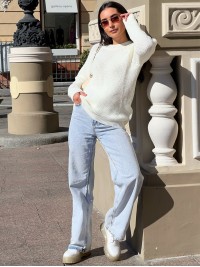 Жіночий однотонний светр молочного кольору 30202