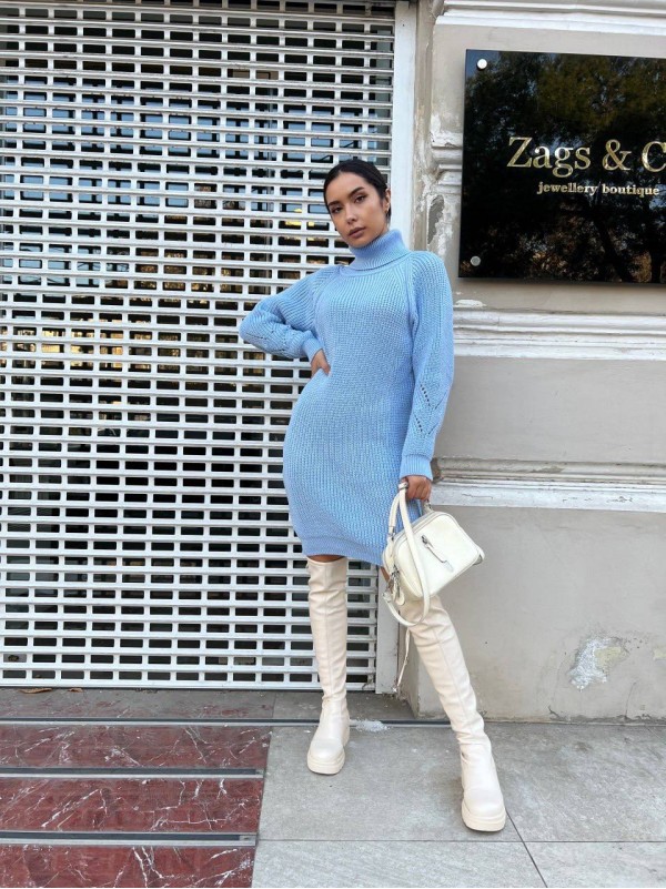 В'язана сукня зі стійкою блакитного кольору 30205