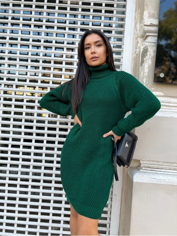 В'язана сукня зі стійкою зеленого кольору 30207