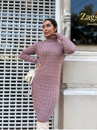 В'язана сукня з горловиною пудрового кольору 30209