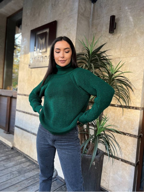 Жіночий однотонний светр із горловиною смарагдового кольору 30261