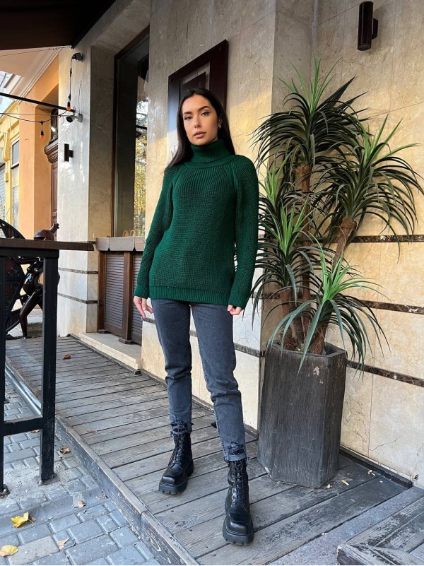 Жіночий однотонний светр із горловиною смарагдового кольору 30261