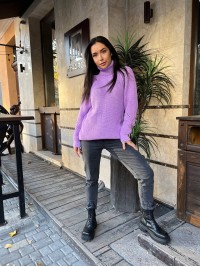 Жіночий однотонний светр із горловиною бузкового кольору 30262