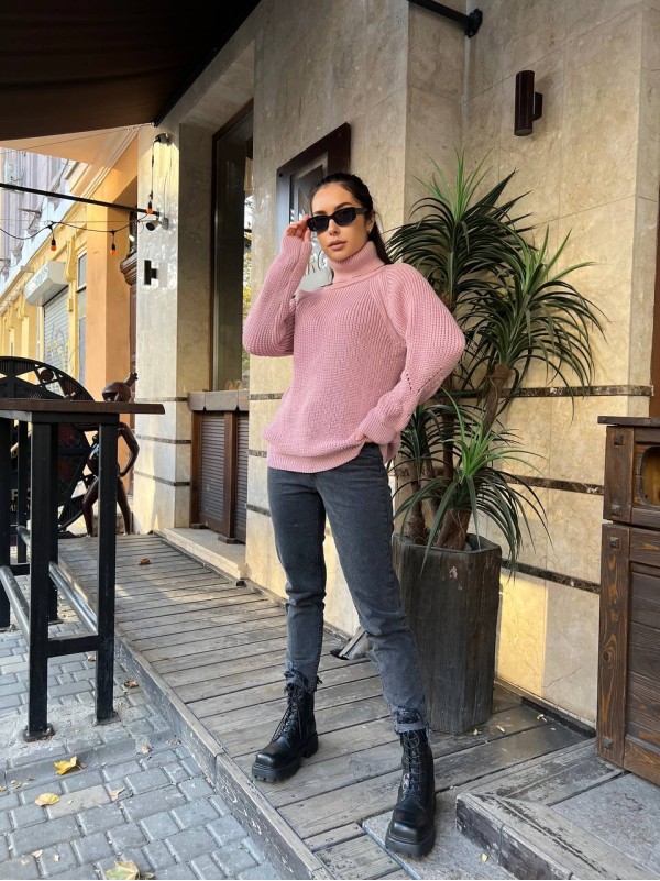 Жіночий однотонний светр із горловиною рожевого кольору 30263