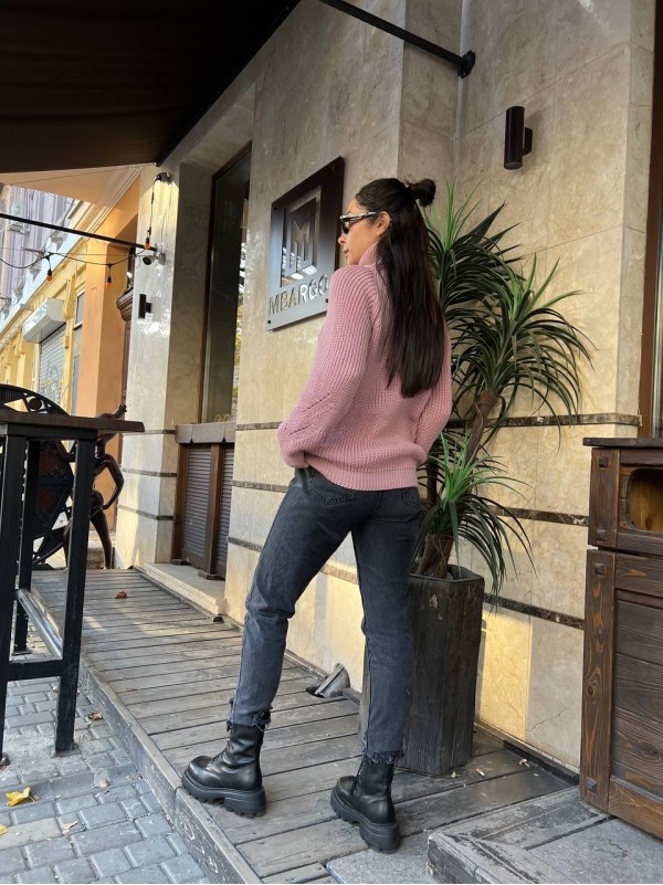 Жіночий однотонний светр із горловиною рожевого кольору 30263