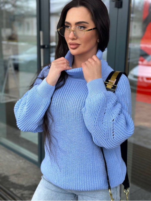 Жіночий однотонний светр із горловиною блакитного кольору 30264