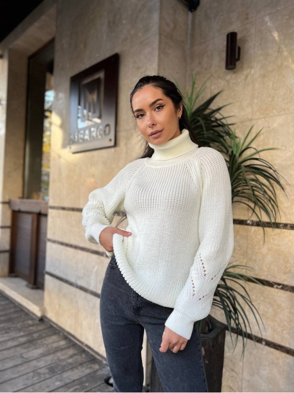 Жіночий однотонний светр із горловиною молочного кольору 30265