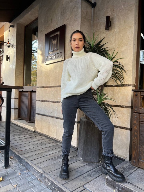 Жіночий однотонний светр із горловиною молочного кольору 30265