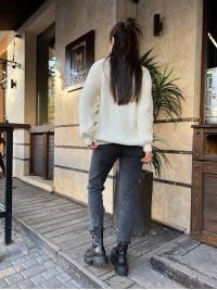 Жіночий однотонний светр із горловиною молочного кольору 30265