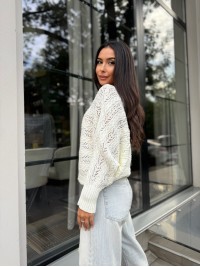 Жіночий легкий светр молочного кольору 30285