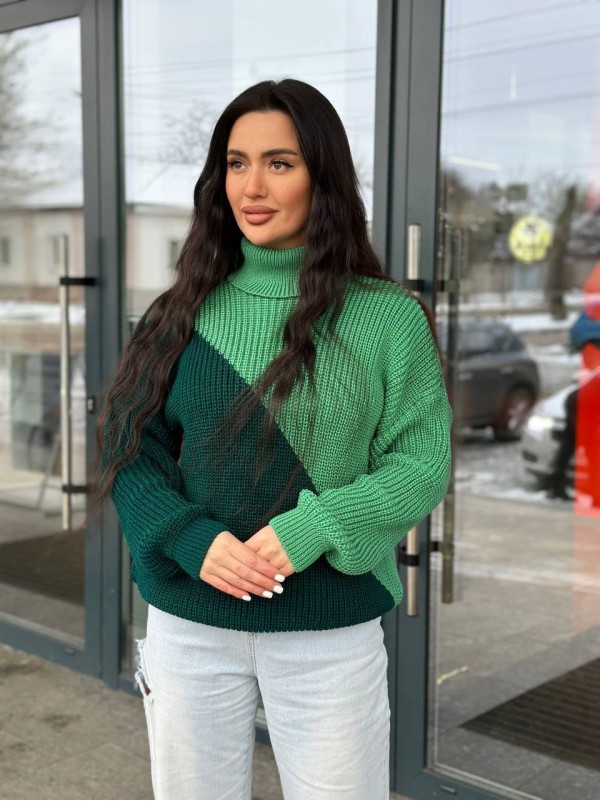 Жіночий светр із горловиною зеленого кольору 30291
