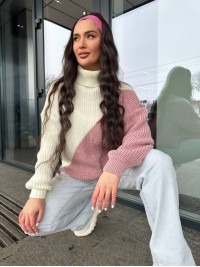 Жіночий светр із горловиною молочно-пудрового кольору 30292