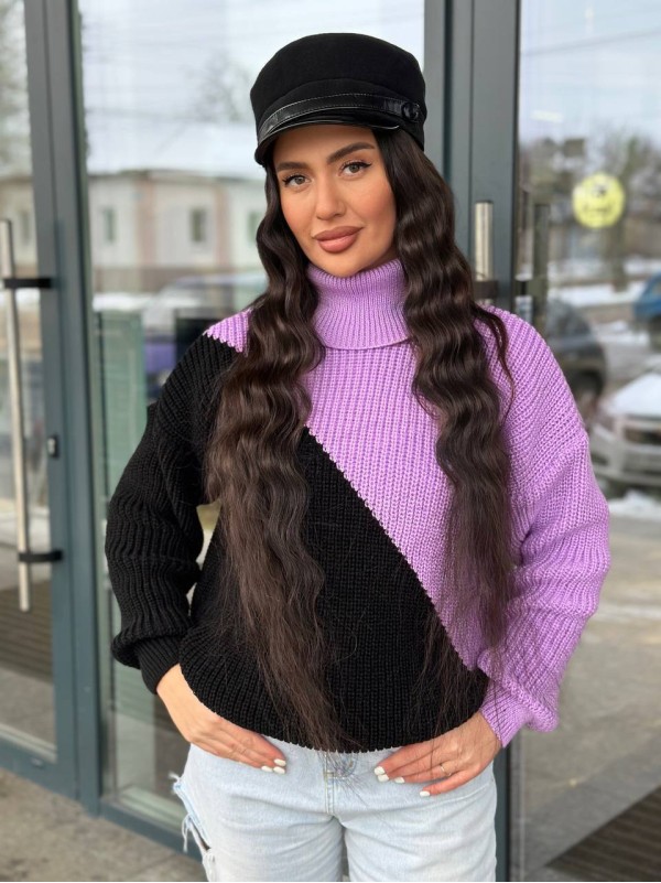 Жіночий светр з горловиною бузково-чорний кольору 30294