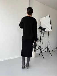 Жіночий теплий костюм зі спідницею чорного кольору 30417