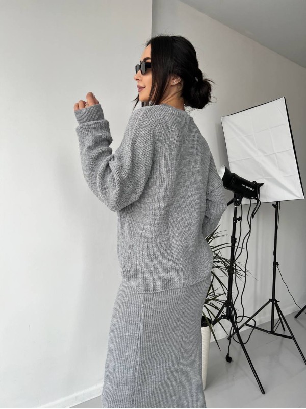 Жіночий теплий костюм зі спідницею сiрого кольору 30419