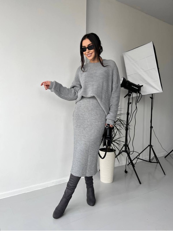 Жіночий теплий костюм зі спідницею сiрого кольору 30419