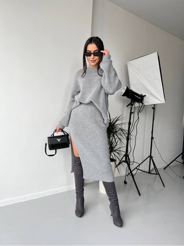 Жіночий теплий костюм зі спідницею сiрого кольору 30419