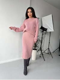 Жіночий теплий костюм зі спідницею пудрового кольору 30420