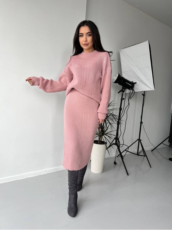 Жіночий теплий костюм зі спідницею пудрового кольору 30420