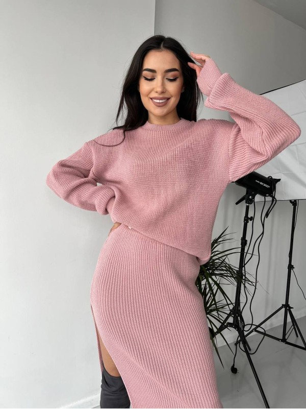 Жіночий теплий костюм зі спідницею пудрового кольору 30420