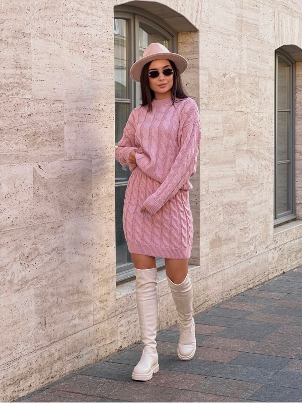 Жіночий в'язаний костюм зі спідницею рожевого кольору 30425