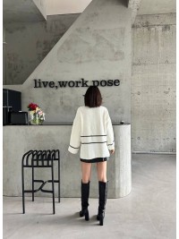 Подовжений жіночий светр на блискавці білого кольору 30467