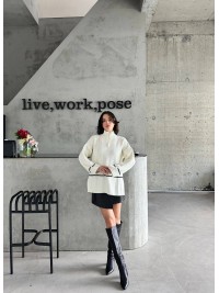 Подовжений жіночий светр на блискавці білого кольору 30467