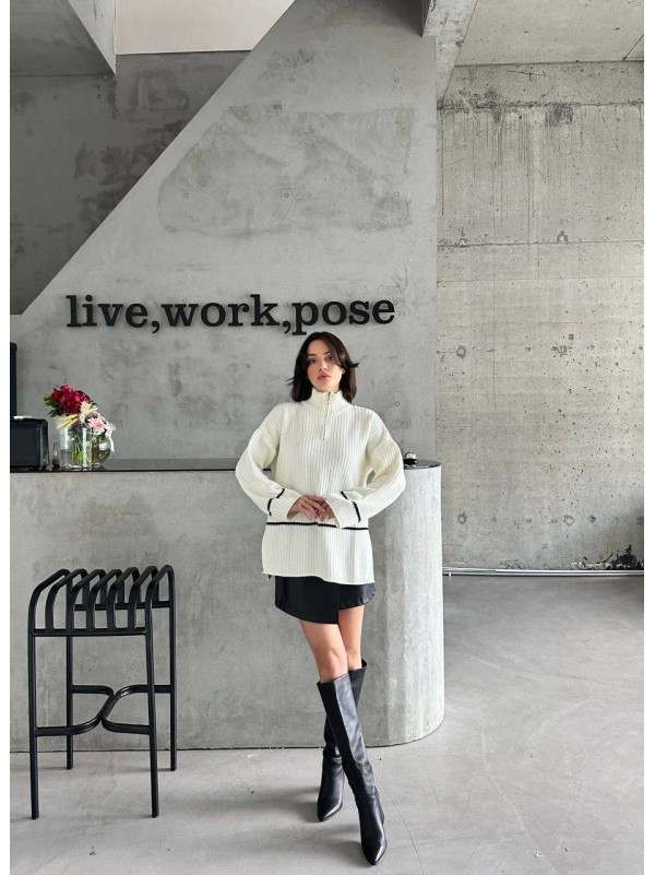 Подовжений жіночий светр на блискавці білого кольору 30467