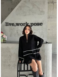 Подовжений жіночий светр на блискавці чорного кольору 30468