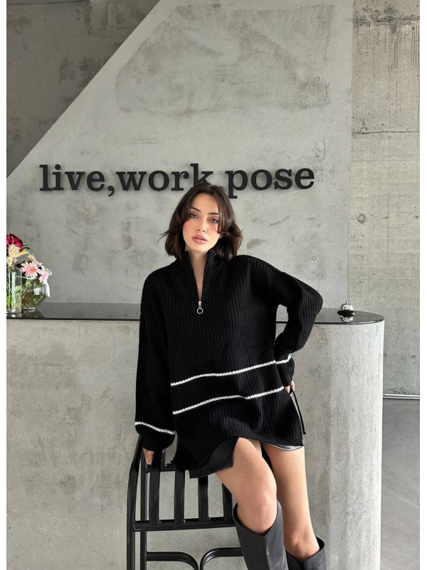 Подовжений жіночий светр на блискавці чорного кольору 30468