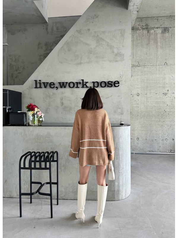 Подовжений жіночий светр на блискавці бежевого кольору 30469