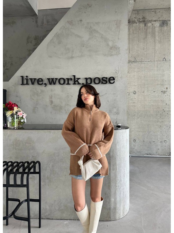 Подовжений жіночий светр на блискавці бежевого кольору 30469