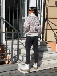 Жіночий светр із горловиною молочного кольору 30484