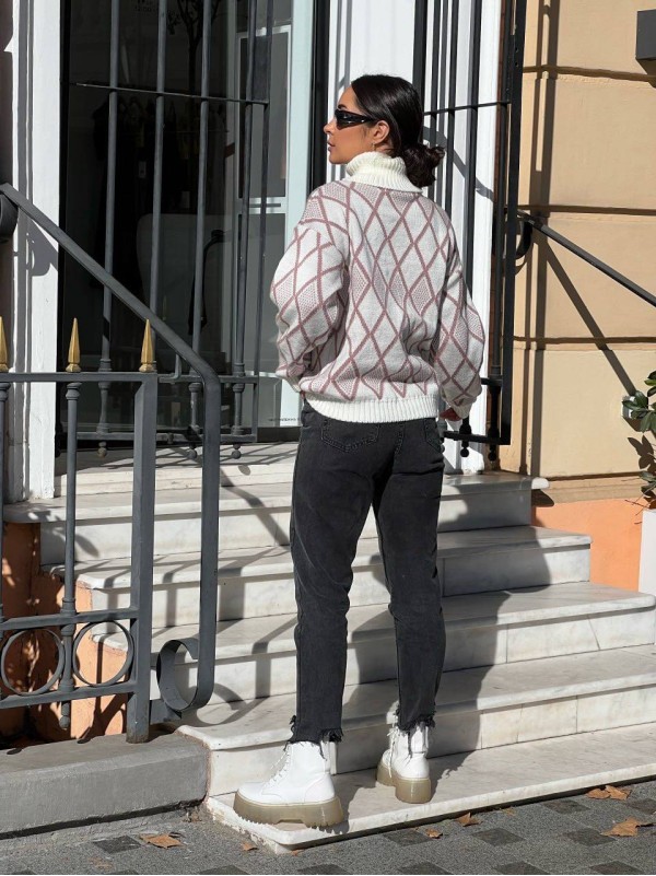 Жіночий светр із горловиною молочного кольору 30484