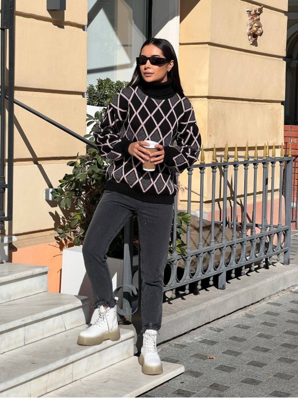 Жіночий светр із горловиною чорного кольору 30485