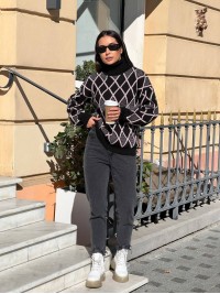 Жіночий светр із горловиною чорного кольору 30485