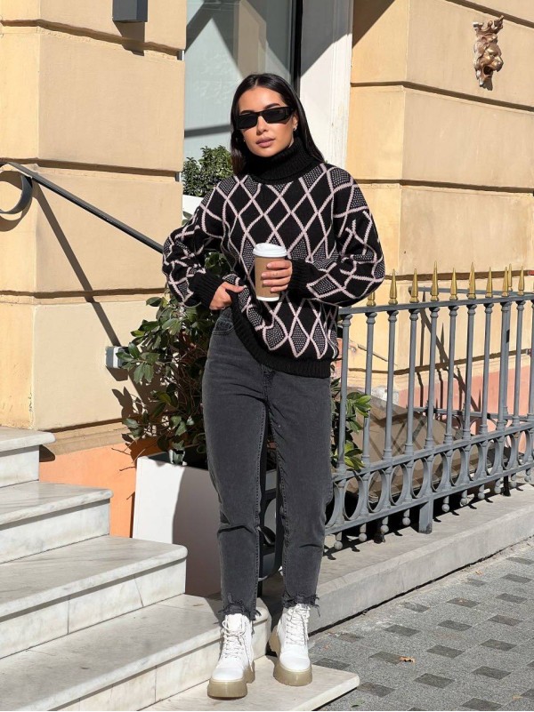 Жіночий светр із горловиною чорного кольору 30485