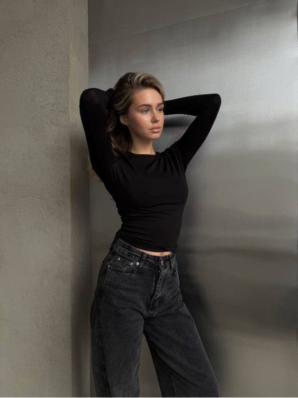 Жіночий легкий лонгслів чорного кольору 30644