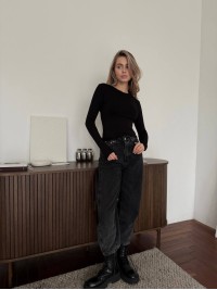 Жіночий легкий лонгслів чорного кольору 30644