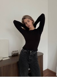 Жіночий легкий лонгслів чорного кольору 30644