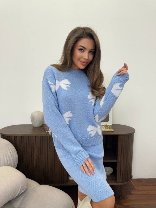 В'язаний жіночий костюм з бантами блакитного кольору 30686