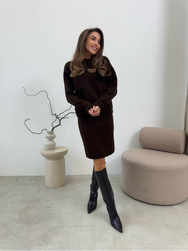 В'язаний жіночий костюм з бантами коричневого кольору 30688