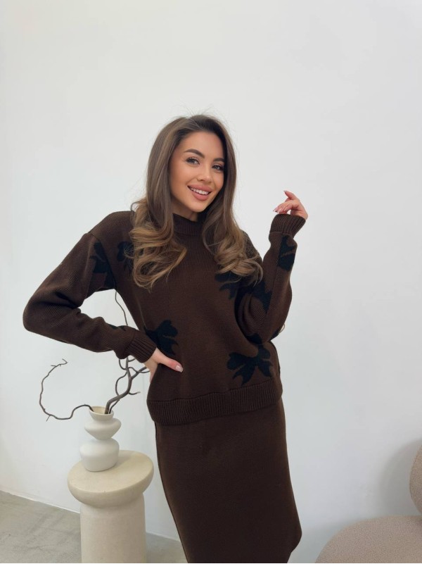 В'язаний жіночий костюм з бантами коричневого кольору 30688