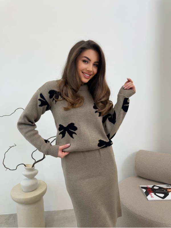 В'язаний жіночий костюм з бантами кавового кольору 30689