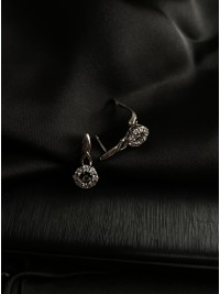 Сережки з камінням срібного кольору 30700