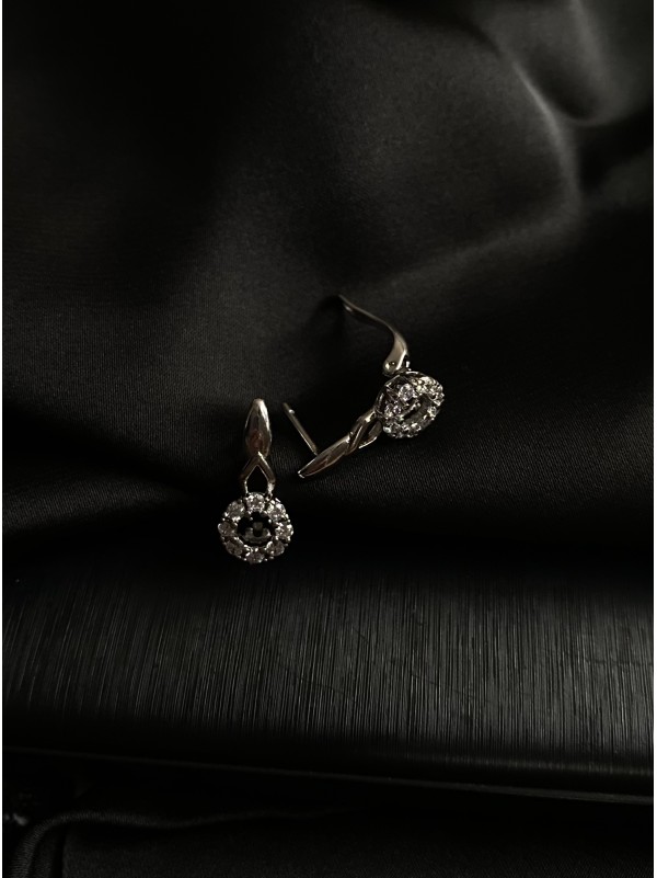 Сережки з камінням срібного кольору 30700