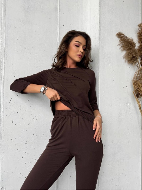 Легкий спортивний костюм для жінок коричневого кольору 30830