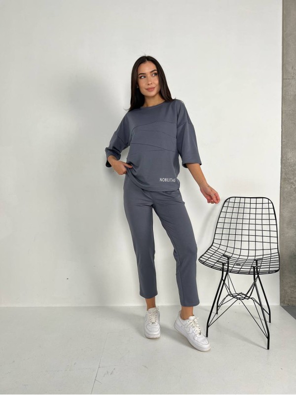 Легкий костюм для жінок сiрого кольору 30835