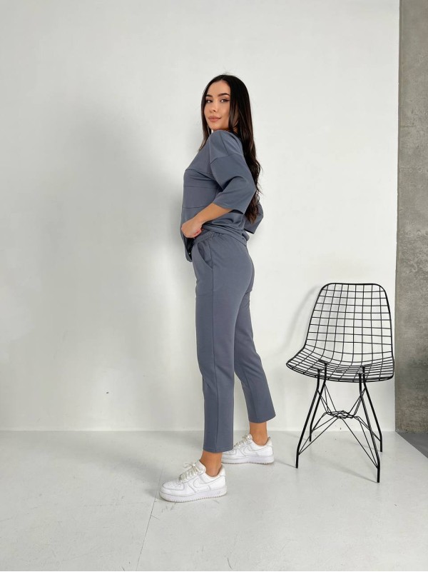Легкий костюм для жінок сiрого кольору 30835