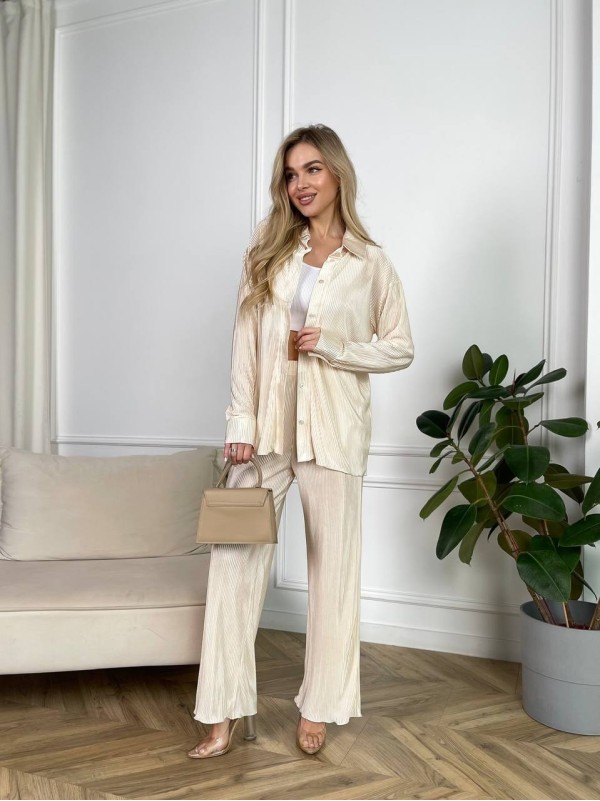 Легкий жіночiй класичний костюм бежевого кольору 30846